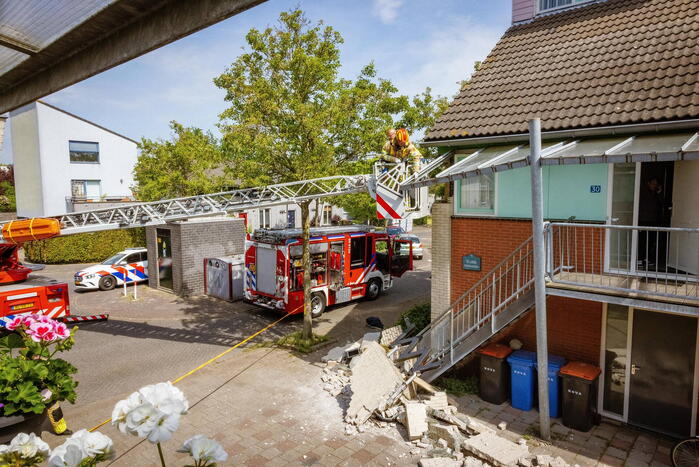 Schade aan woning na botsing met vrachtwagen