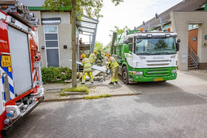 Schade aan woning na botsing met vrachtwagen