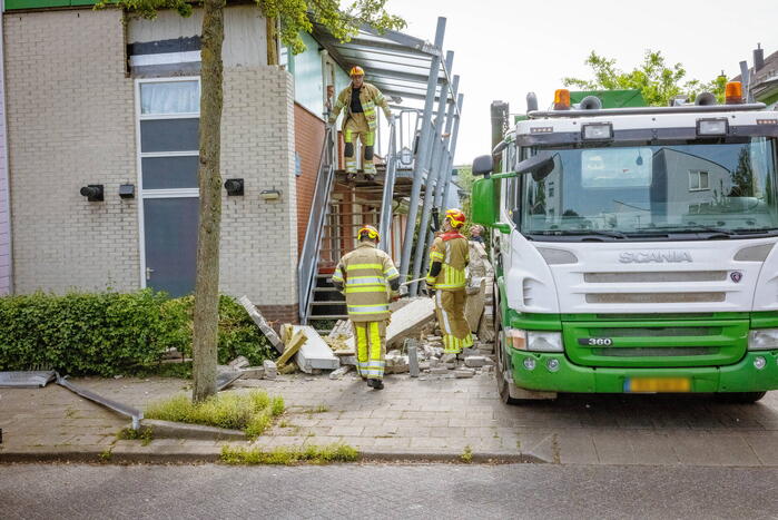 Schade aan woning na botsing met vrachtwagen