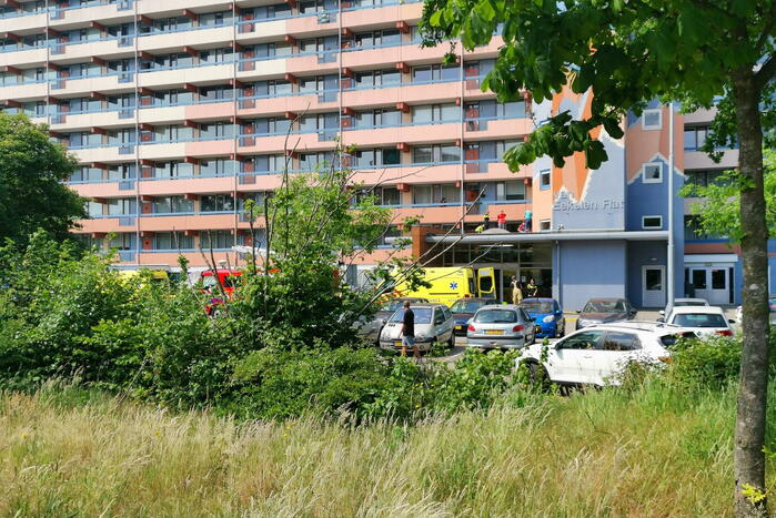Persoon ernstig gewond bij val op dak flatentree