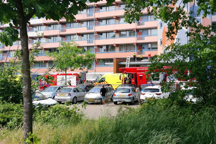 Persoon ernstig gewond bij val op dak flatentree