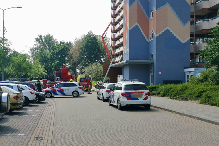 Persoon ernstig gewond bij val op dak flatentree