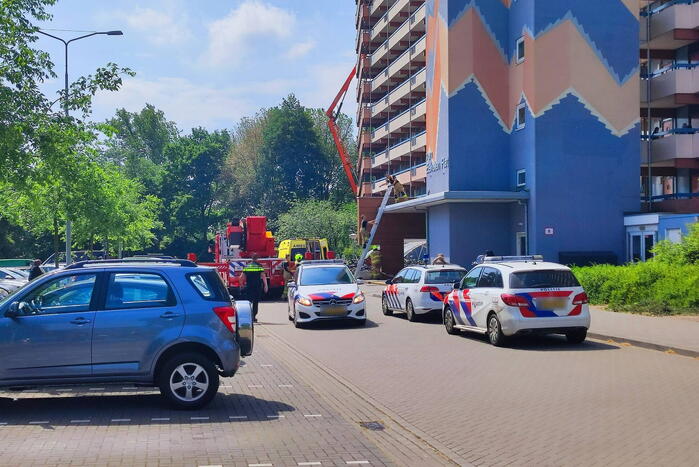 Persoon ernstig gewond bij val op dak flatentree