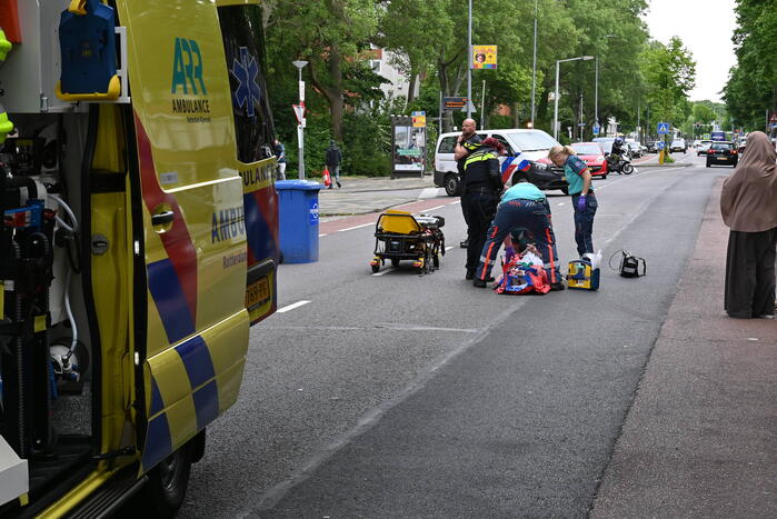Vrouw gewond bij botsing met personenauto