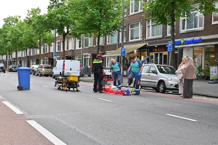 Vrouw gewond bij botsing met personenauto