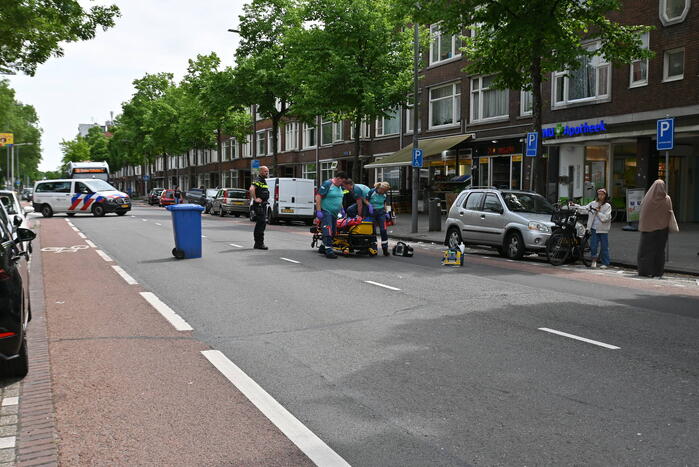 Vrouw gewond bij botsing met personenauto