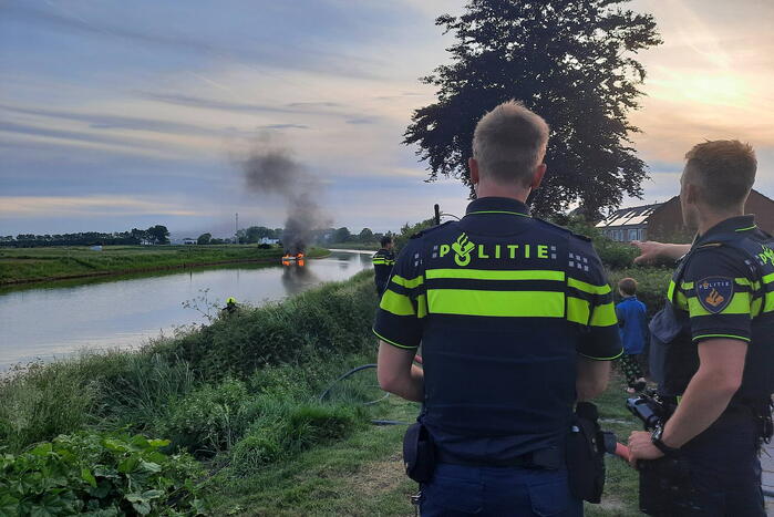 Boot brandt volledig uit