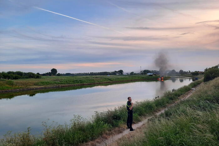 Boot brandt volledig uit