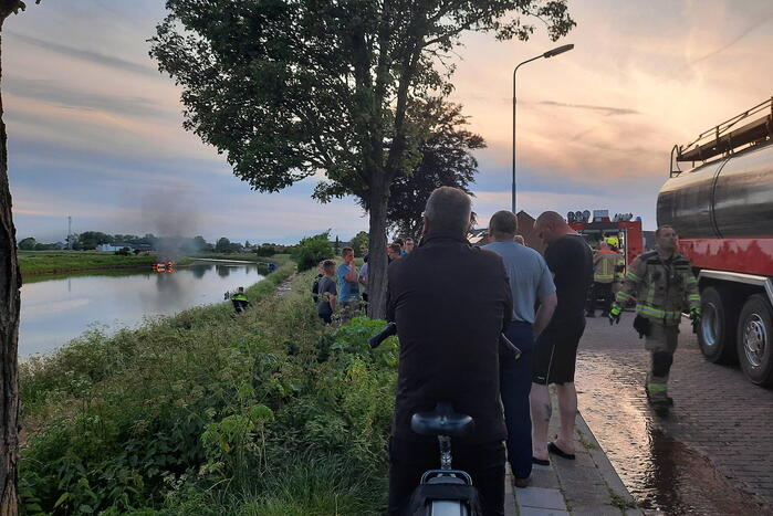 Boot brandt volledig uit