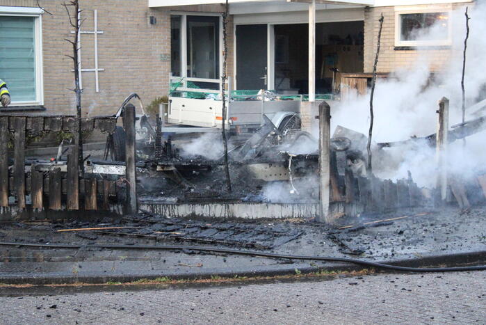 Autobrand slaat over op caravan en woning