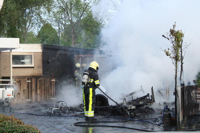 Autobrand slaat over op caravan en woning