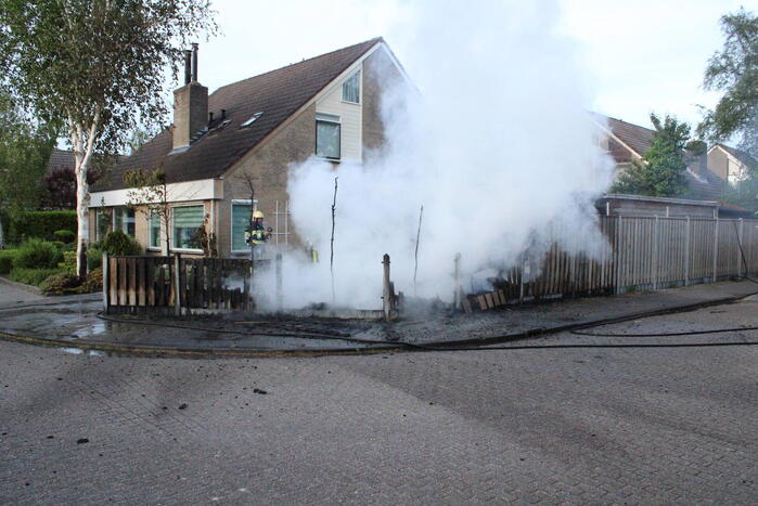 Autobrand slaat over op caravan en woning
