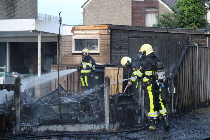 Autobrand slaat over op caravan en woning