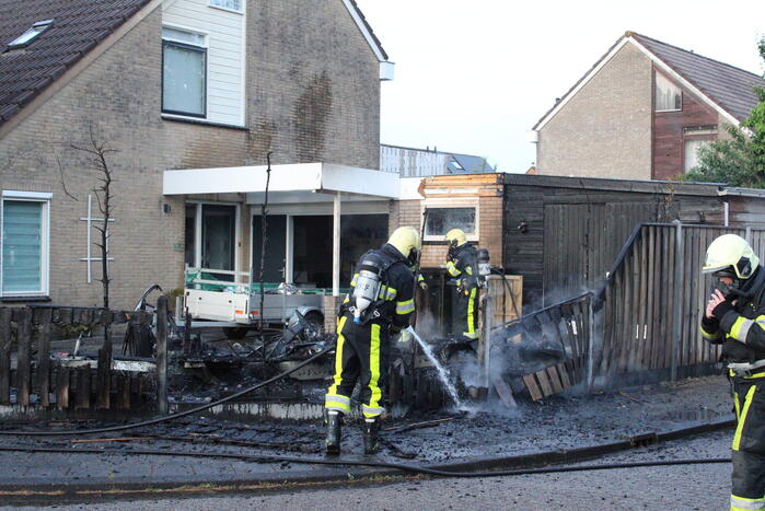 Autobrand slaat over op caravan en woning