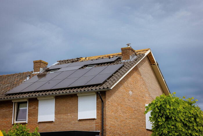 Dakpannen vliegen van dak door blikseminslag