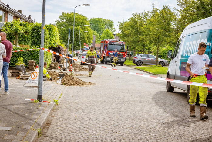 Dakpannen vliegen van dak door blikseminslag