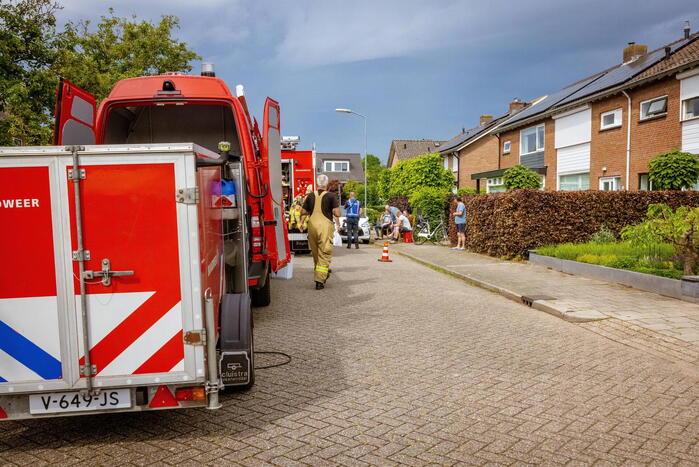 Dakpannen vliegen van dak door blikseminslag