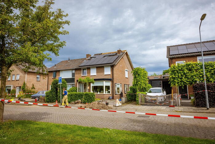 Dakpannen vliegen van dak door blikseminslag