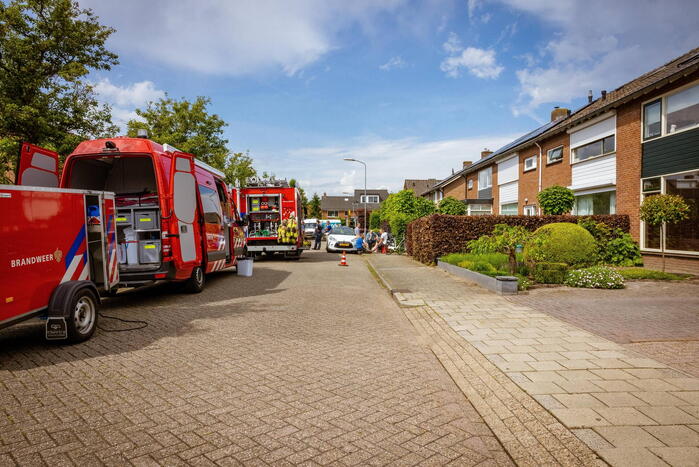 Dakpannen vliegen van dak door blikseminslag