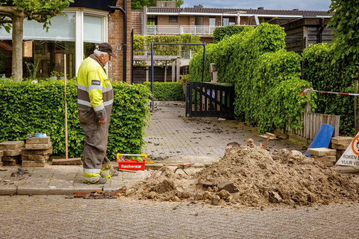 Dakpannen vliegen van dak door blikseminslag