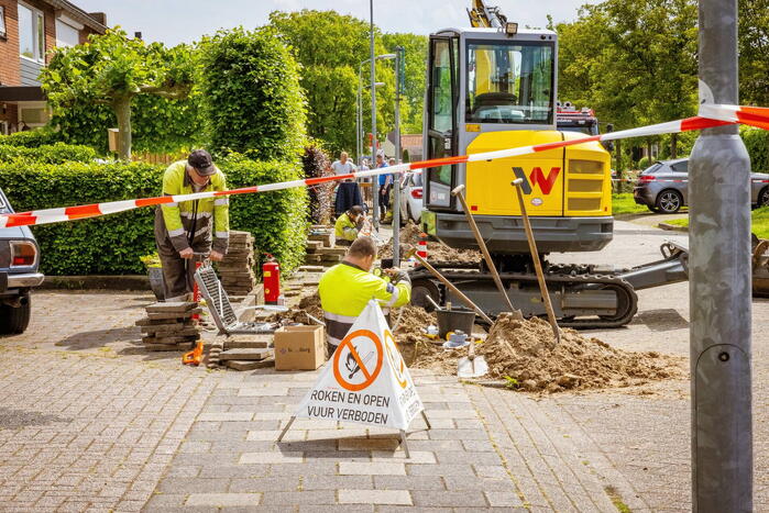 Dakpannen vliegen van dak door blikseminslag