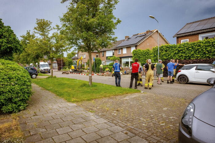 Dakpannen vliegen van dak door blikseminslag
