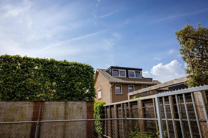 Dakpannen vliegen van dak door blikseminslag