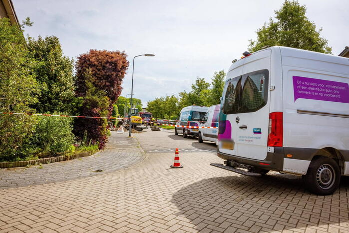 Dakpannen vliegen van dak door blikseminslag