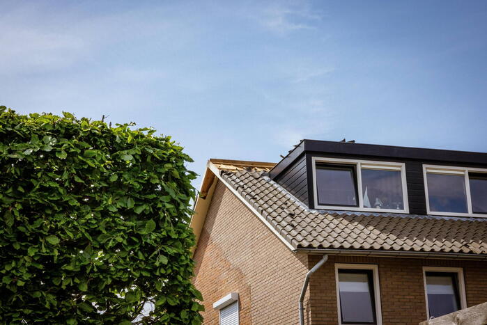 Dakpannen vliegen van dak door blikseminslag