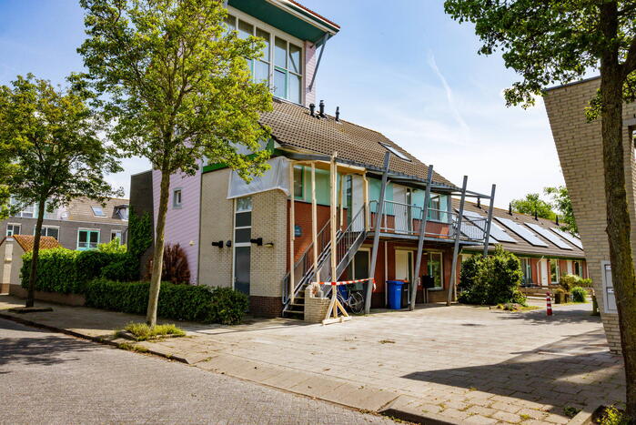 Woning gestut met houten palen na instorting