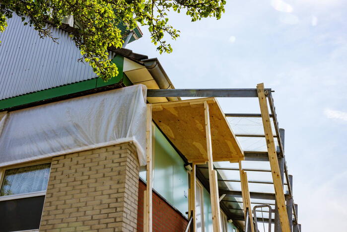 Woning gestut met houten palen na instorting