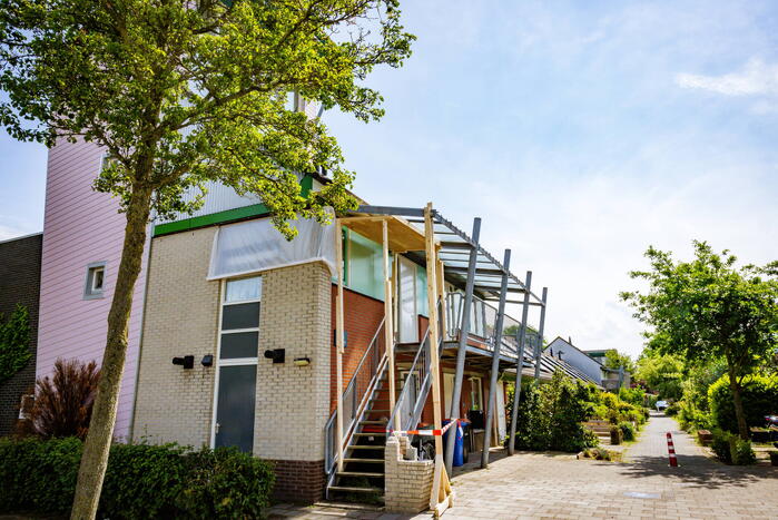 Woning gestut met houten palen na instorting