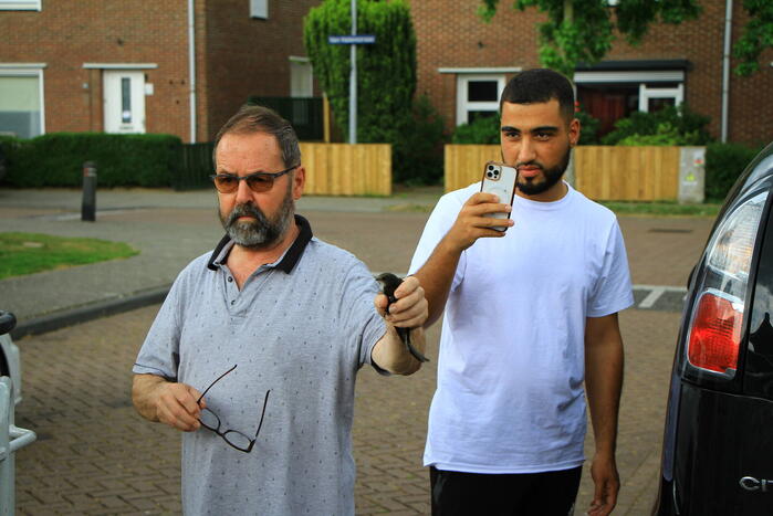 Brandweer bevrijdt zwaluw uit dakgoot