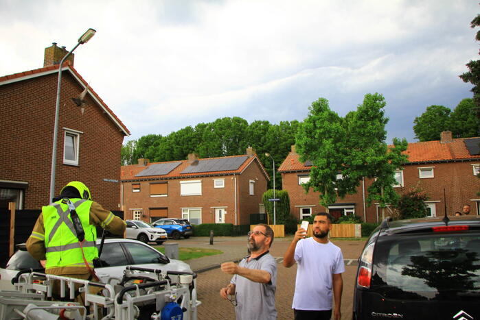 Brandweer bevrijdt zwaluw uit dakgoot