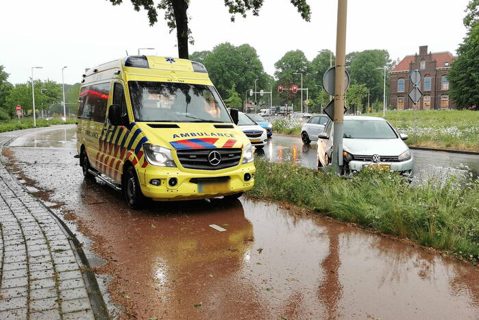 Auto botst op lantaarnpaal