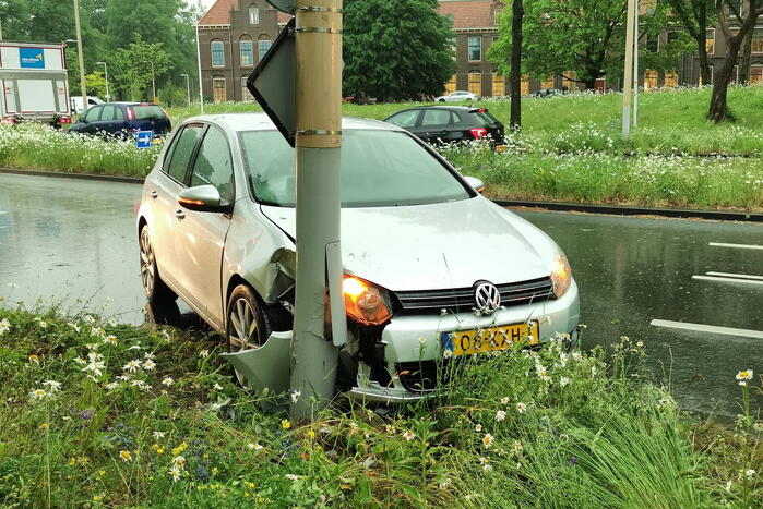 Auto botst op lantaarnpaal