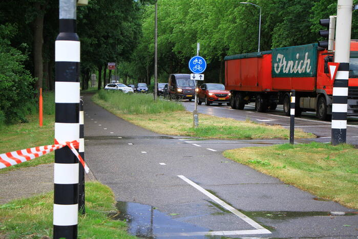 Straat afgezet na val enorme tak