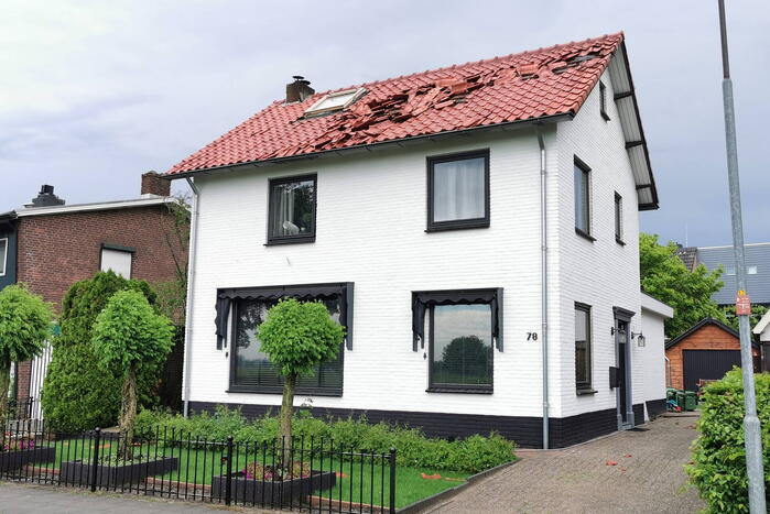 Dakpannen waaien van daken af door noodweer