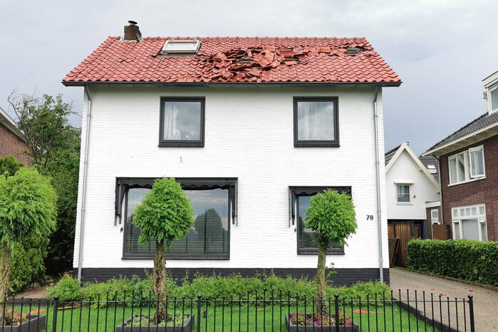 Dakpannen waaien van daken af door noodweer