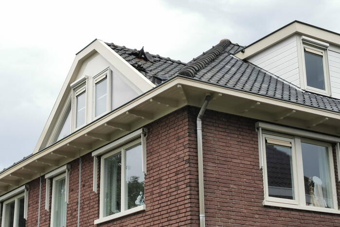 Dakpannen waaien van daken af door noodweer