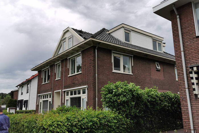 Dakpannen waaien van daken af door noodweer