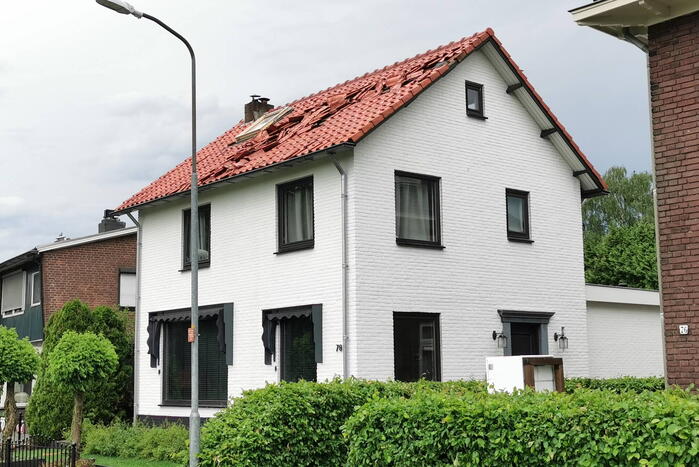Dakpannen waaien van daken af door noodweer