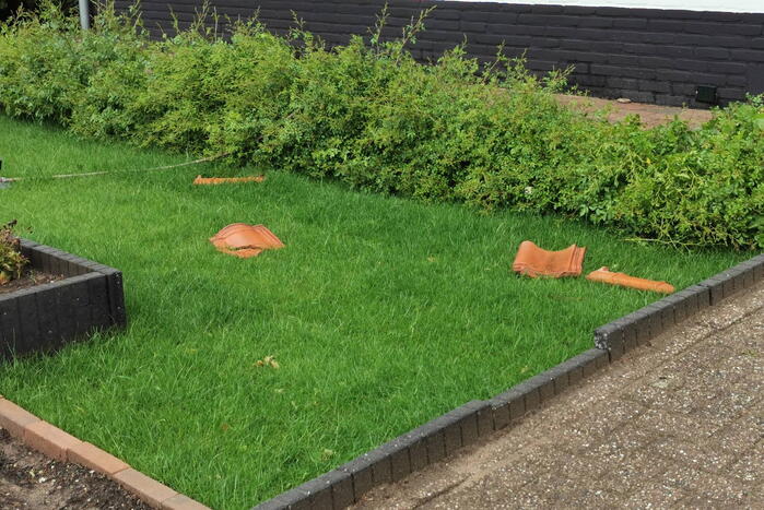Dakpannen waaien van daken af door noodweer