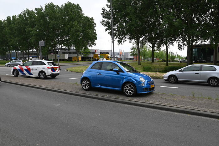 Auto eindigt tegen lantaarnpaal na voorrangsfout