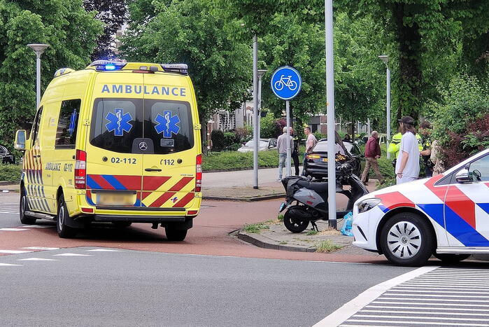 Scooterrijder en auto in botsing op kruising