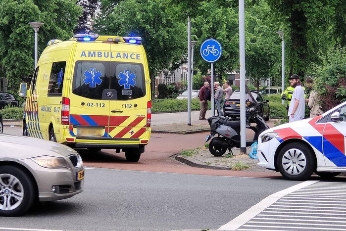 Scooterrijder en auto in botsing op kruising