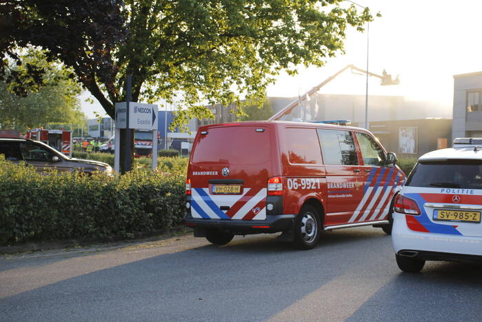 Veel rook bij grote brand in werkplaats