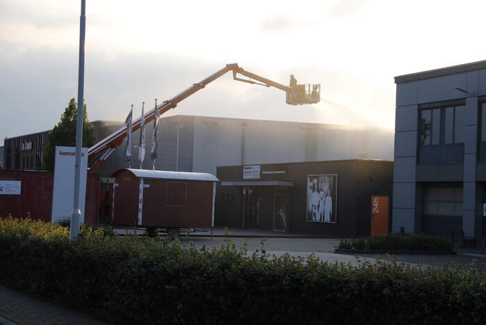 Veel rook bij grote brand in werkplaats