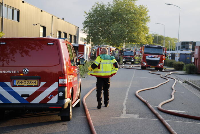 Veel rook bij grote brand in werkplaats