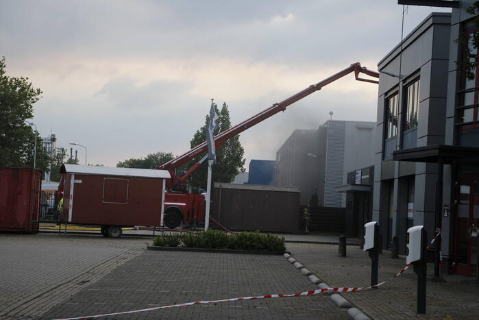 Veel rook bij grote brand in werkplaats